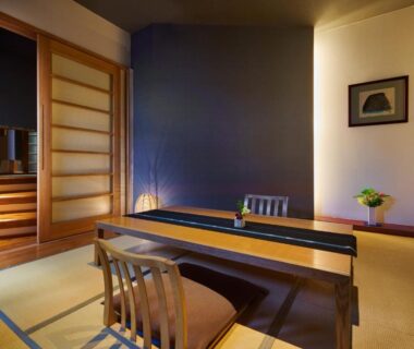 Traditional tatami room with low table, zaisu chairs, shoji screen and alcove at AKARI et KAORI in Shizuoka