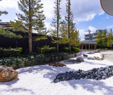 Raked white gravel garden with rocks at APA Hotel & Resort Kaga Katayamazu Onsen Kasuikyo in Ishikawa, Chūbu