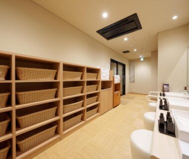 Wooden basket shelves and washbasins in ryokan changing room at Akarinoyado Togetsu, Ōita