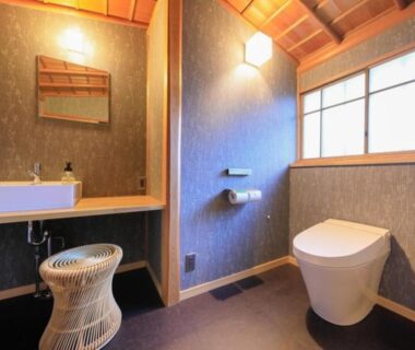 Bathroom with basin, modern toilet, wooden ceiling and shoji window at Arai Ryokan in Shizuoka
