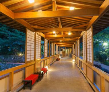 Covered wooden walkway with shoji screens and red benches at Arima Onsen Gekkoen Yugetsusanso in Hyōgo, Japan