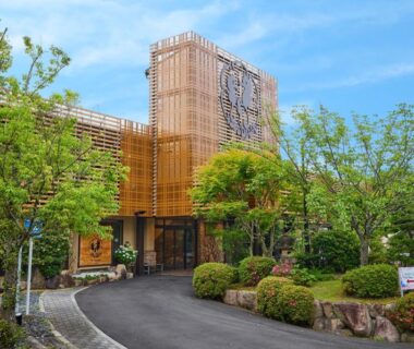 Entrance with wooden lattice facade at Arima Onsen Motoyu Ryuusenkaku in Hyōgo, Kansai
