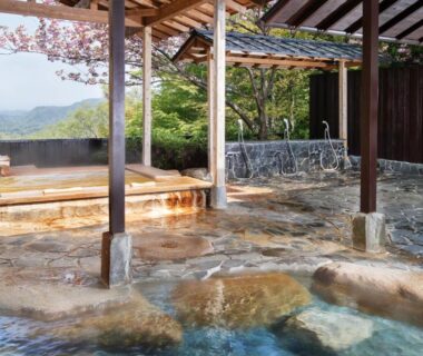 Rock lined open air baths with wooden posts at Arima Onsen Motoyu Ryuusenkaku Hyōgo Kansai