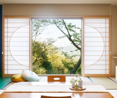 Tatami room with low table, shoji screens and leafy garden view at Arima Onsen Motoyu Ryuusenkaku, Hyōgo
