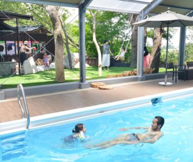 Outdoor swimming pool with guests at Arima Onsen Motoyu Ryuusenkaku in Hyōgo Kansai