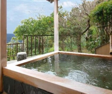 Outdoor wooden onsen bath at AtamiOnsen Nagahamaen overlooking coastal view in Shizuoka