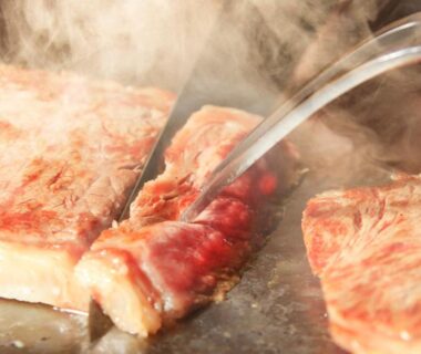 Seared marbled beef slices grilling, Beppu Fuga ryokan, Ōita, Kyūshū, Japan