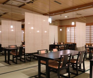 Dining hall with tatami flooring, partition screens and tables at Besshoonsen Nanjyo Ryokan Nagano