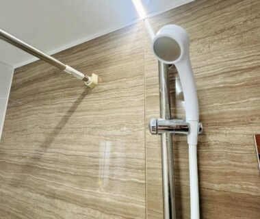 Modern handheld shower and rail on woodgrain tile wall in DP小山町Machida bathroom Tokyo