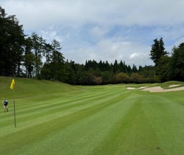 Golf green with flagstick and sand bunkers at Elan Hotel Lake Nojiri in Nagano