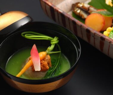Lacquered bowl with green broth and vegetable garnish at Ena Totaro, Gifu, Chūbu