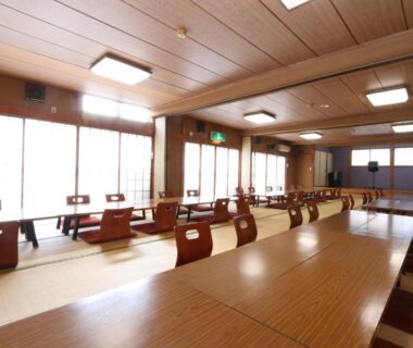 Long tatami dining room with low tables and floor chairs at Fujimien in Yamanashi Chūbu