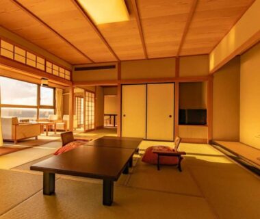 Tatami room with low table, shoji screens and tokonoma at Fujiya in Ishikawa, Chūbu, Japan