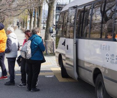 Guests boarding Fukashiso shuttle bus on roadside in Nagano