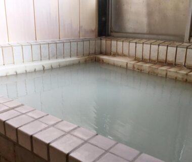 Indoor tiled milky bath at Fukushimakan ryokan, Kanagawa, Kanto
