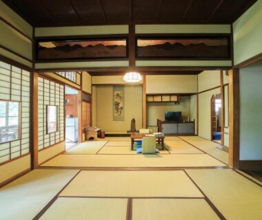 Spacious tatami room with shoji screens, low table and tokonoma alcove at Fukuzumiro in Kanagawa