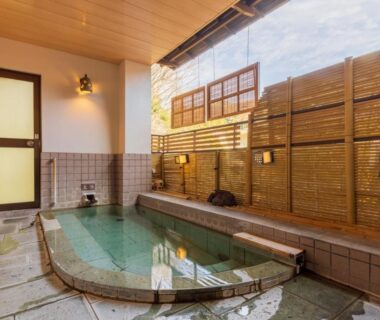 Tiled onsen bath with bamboo fence, stone flooring and wooden ceiling at Gensen Uenoya, Kanagawa