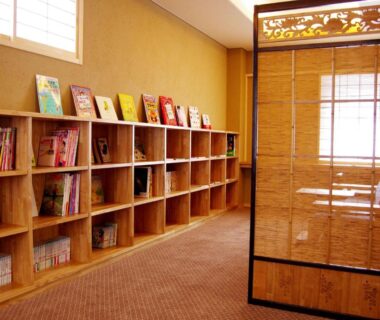 Cozy reading lounge with bookshelves and shoji screen at Gero Onsen Yukyunohana in Gifu, Chūbu