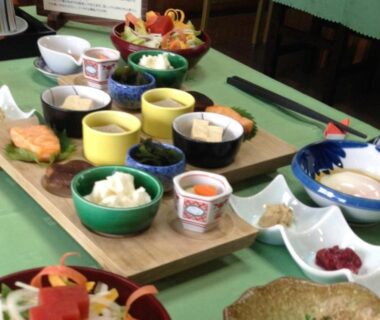 Tray of assorted small Japanese dishes on low table at Gingetsu, Nagano