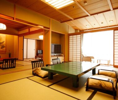 Tatami room with low lacquer table, shoji screens and zaisu seating at Ginsuisou Choraku in Hyōgo, Japan