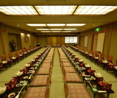 Long tatami dining hall with low tables and zabuton cushions at Gion Fukuzumi, Kyoto