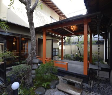 Covered wooden corridor and small garden at Gion Oyado Kikutani in Kyoto