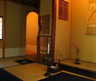 Traditional tatami room with tokonoma alcove, shoji window and simple flower arrangement at Gion Yoshiima, Kyoto