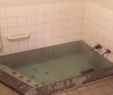 Small tiled indoor bath at Goroji Bekkan in Gunma, Kantō