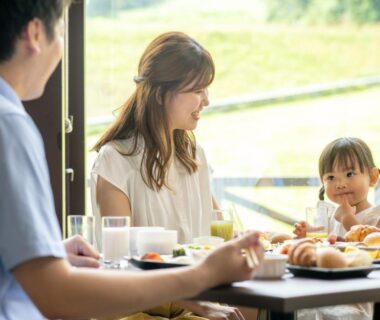 Family enjoying breakfast by a window at Hachimantai Mountain Hotel & Spa in Iwate, Tōhoku