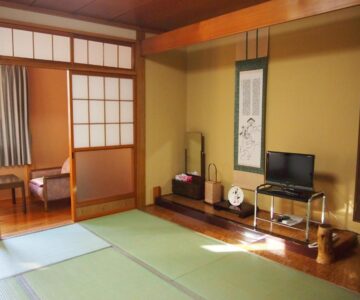 Tatami room with shoji screens and tokonoma at Hagurokan in Yamagata, Tōhoku