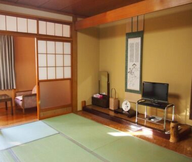 Tatami room with shoji screens and tokonoma at Hagurokan in Yamagata, Tōhoku