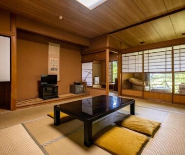 Tatami room with low black table, zabuton cushions, tokonoma alcove and shoji screens at Hakone Onsen Sanso Nakamura Kanagawa