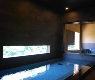 Indoor onsen with long horizontal window showing garden greenery at Hakone Suimeisou Kanagawa