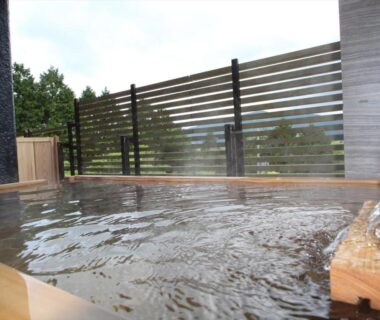 Wooden outdoor onsen bath with slatted privacy screen and forest view at Hakone Yuyado Zen, Kanagawa, Japan