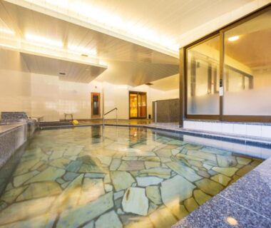 Indoor bath with stone floor at Hakoneji Kaiun in Kanagawa, Japan