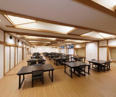 Spacious dining hall with low tables and chairs at Hakoneji Kaiun in Kanagawa
