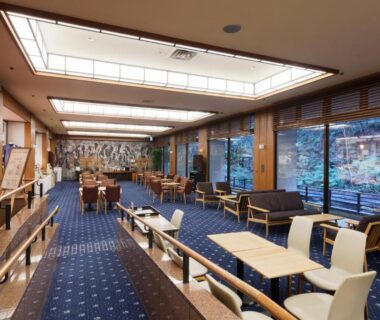 Lounge with wooden furnishings, cushioned seating and garden-facing windows at Hakoneji Kaiun Kanagawa