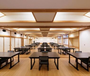 Wide tatami dining hall with low tables at Hakoneji Kaiun in Kanagawa, Japan