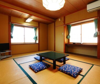 Tatami flooring with low table and zabuton cushions at Hakuraiso in Nagano, Chūbu