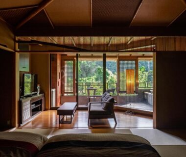 Tatami room with low table, shoji screens and veranda overlooking greenery at Hakuunsou in Kanagawa, Kantō, Japan