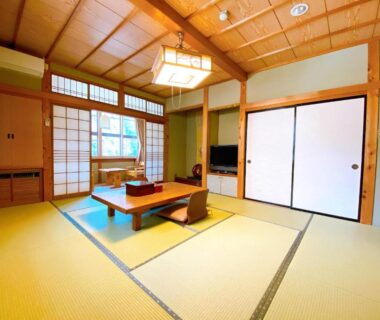 Tatami room with low table, shoji and fusuma doors at Hakuunsou in Chūbu Gifu