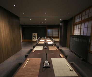 Communal tatami dining area with low tables, shoji screens and subtle lighting at Hakuunsou in Kanagawa