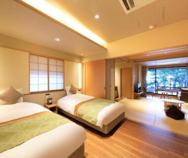 Spacious room with twin beds and tatami seating area at Hamabeno Ryouriyado Houraikan in Iwate Tōhoku