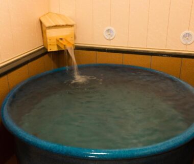 Round ceramic soaking tub with wooden spout in Hanaingen ryokan, Gunma, Kantō