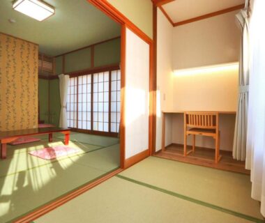 Sunlit tatami room with low table, shoji screens and wooden desk at Hanamizuki ryokan in Yamanashi, Chūbu