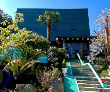 Steps, palm tree and rock garden at Hanamizuki Onsen Resort in Chūbu, Shizuoka, Japan