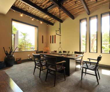 Sunlit communal dining area with exposed wooden beams and garden views at Hanano Koyado Jyu-bei, Mie