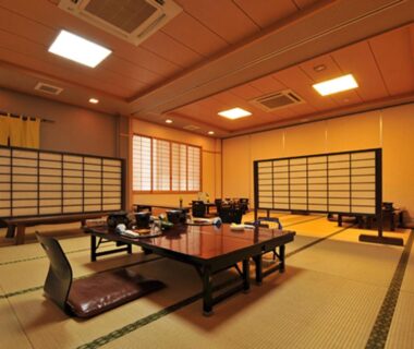Spacious tatami dining area with low tables and floor chairs at Hanano Koyado Jyu-bei, Mie prefecture