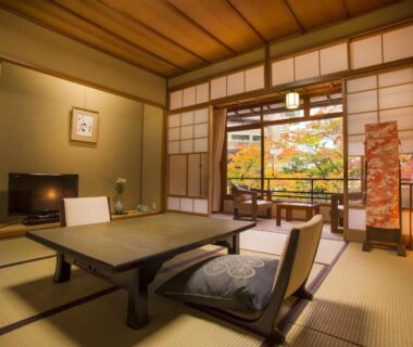 Traditional tatami room with low table, shoji screens and garden view at Hashinoya Bekkan Ransui in Hyōgo