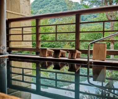 Wooden open-air onsen bath with stools at Hatago Kintoen, Kanagawa, Kantō, Japan